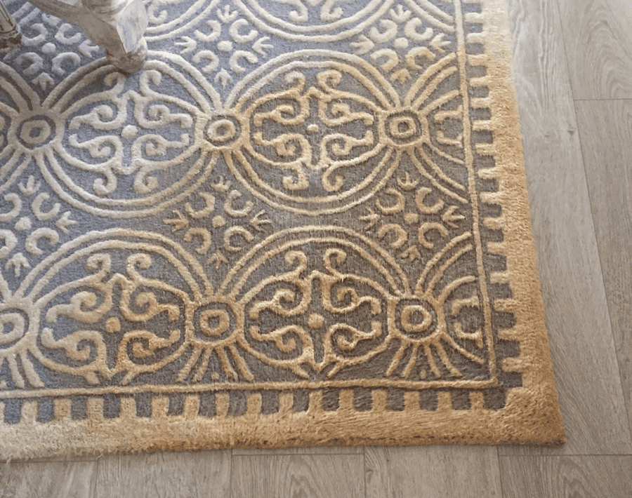 Alfombra con manchas antes de limpieza